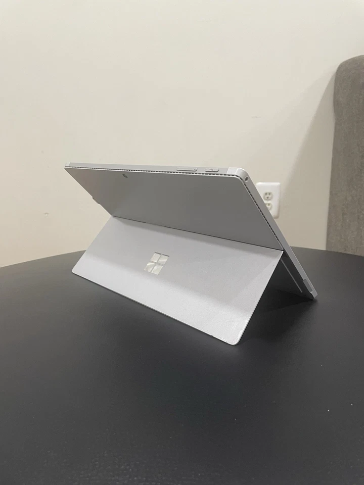 Microsoft поверхность Pro 4 I5-6300U 8GB RAM, 256GB SSD (чехол и ручка включены) - Изображение 1 из 4