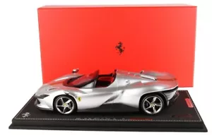 Ferrari Sp3 Daytona Argento Nurburgring LIMITED 48pz P18214G bbr 1/18 + vet Nr01 - Foto 1 di 13