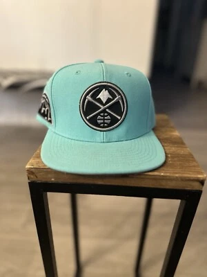 Denver Nuggets Mitchell & Ness Aqua SnapBack  Foto 1 de 4