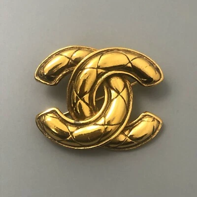 RARO Broche de Metal Pin Corsé Corsé Corsé en Tono Dorado Acolchado CC Tono Dorado Vintage Foto 1 de 4