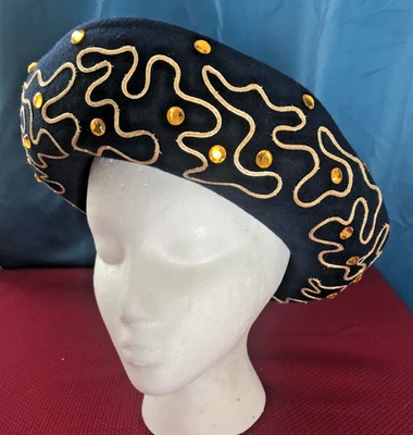 De colección. SOMBRERO DE DAMA, DEBORAH N.Y., AZUL MARINO, LANA, BANDA Y RIBETE DE LENTEJUELAS DORADAS, JOYAS DE IMITACIÓN Foto 1 de 4