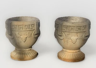 Juego de urnas vintage de hormigón/cemento con llave griega para jardineras de uvas Foto 1 de 4