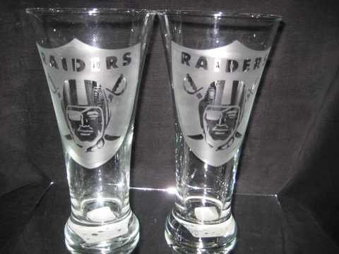 OAKLAND RAIDERS 2 ETCHED LOGO PILSNER GLASSES 20oz NEW Cover