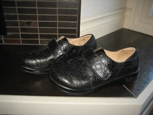 ALEGRIA~ Joleen Tooled JOL-429 Embossed Black Leather Clog Shoes~ SZ EU36~US 6 - Picture 1 of 8