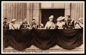 Royal Family Balcony Buckingham Palace King George V Queen Mary Royalty Postcard - Bild 1 von 2