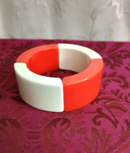 Pulsera elástica gruesa roja y blanca vintage ~ ¿Lucite? Plástico - Imagen 1 de 3