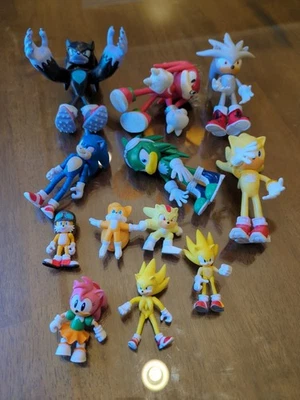 Sonic the Hedgehog Figures Collector Lot 4" And 2" - Image 1 of 4
