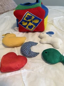 Vintage 1993 Discovery Toys Nascondi dentro Baby Cube senza prezzo di riserva completo 5 giocattoli sensoriali - Foto 1 di 6