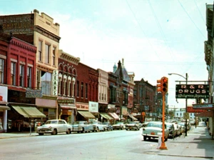 Postal de autos antiguos Huntington Indiana Jefferson Street Drug Store Sears años 50 - Imagen 1 de 3