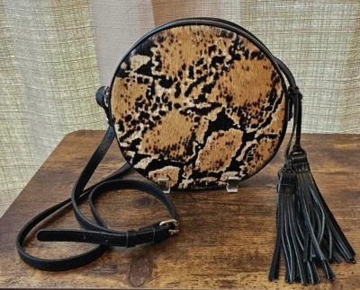 Bolso Bandolera Redondo Patricia Nash Beige Negro Estampado Animal Pelo de Becerro Foto 1 de 4