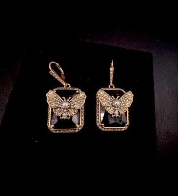 Brinco fofo vintage de pedra preta borboleta Alexander McQueen - Imagem 1 de 3