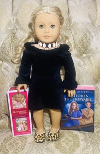 American Girl CAROLINE 18” bambola vestita con vestito gatto nero ~ libro e mini bambola 6” - Foto 1 di 12