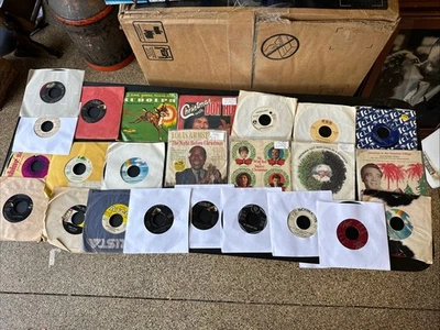 24 holiday Christmas 45 RPM records Redding Elvis Armstrong Brown a lot Foto 1 de 4