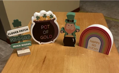 Letrero arco iris dorado duende figuras de madera de San Patricio patio de recreo ojo de buey objetivo Foto 1 de 4