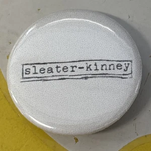Sleater Kinney 1" Button Anstecker Pin Riot Grrl Heavens To Betsy Portlandia - Bild 1 von 2