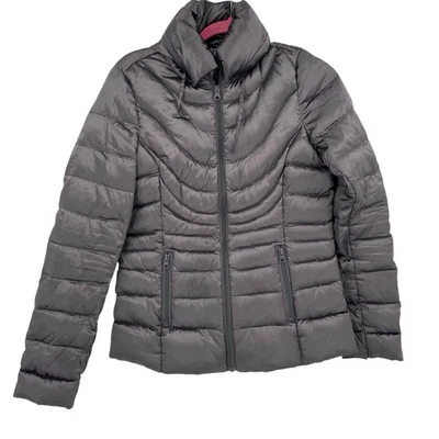 Abrigo acolchado ligero con capucha ANA para mujer talla pequeña gris empacable relleno Foto 1 de 4