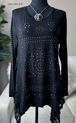Nueva CAMISA TÚNICA MUJER SUAVE NEGRA CON TACHUELAS ESTRÁS ENCAJE ALTA BAJA MORDIDA DE TIBURÓN S M L Foto 1 de 4