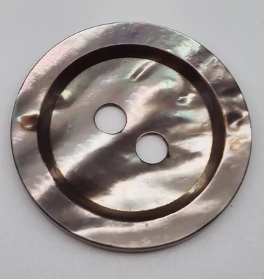 Grauer Perlmutt 2-Loch-Knopf 15-38 mm große Löcher / Mother-of-Pearl Button P40 - Bild 1 von 2