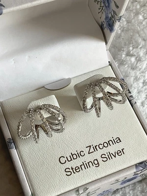 NUEVO EN CAJA Aretes Rachel Zoe Plata Circonita Cúbica Cinco Filas J-Hoop Huggie Orbit Foto 1 de 4