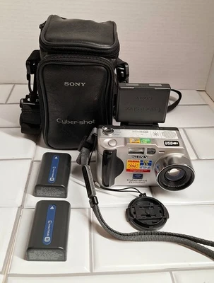 Sony Cyber-Shot 2.1 Mega Pixel Digital Camera DSC-S50 W/Two Batteries & Case - Image 1 of 4