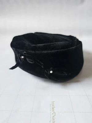 Chapéu vintage de veludo preto caixa de comprimidos década de 1950 anos 60 arcos de strass coquetel formal - Imagem 1 de 4