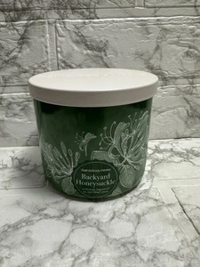BATH & BODY WORKS BACKYARD HONEYSUCKLE 3-DOCHT-DUFTKERZE. NEU - Bild 1 von 5