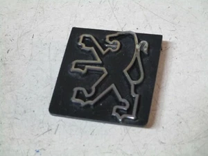 SCHRIFTZUG - WAPPEN - LOGO VORNE PEUGEOT 405 - 9255708080 - ORIGINAL  - Bild 1 von 1