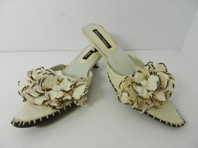Zapatos de tacón corto Michael Antonio con flores blancas con cuentas - para mujer 5,5 sin usar Foto 1 de 4