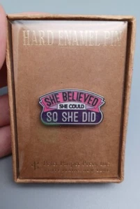 She Believed She Could So She de Peter Pauper Press (pin esmalte duro 2018) - Imagen 1 de 3