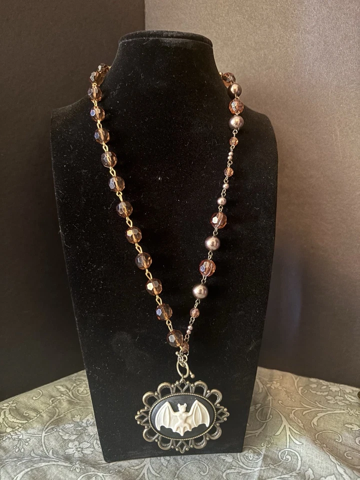 Pingente de morcego camafeu artístico exclusivo exclusivo colar de contas Nevermore Vibes - Imagem 1 de 4