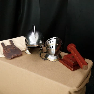 Juego de 3 piezas de justas medievales: casco de armadura centurión de latón, soporte y bolsa de cuero Foto 1 de 4