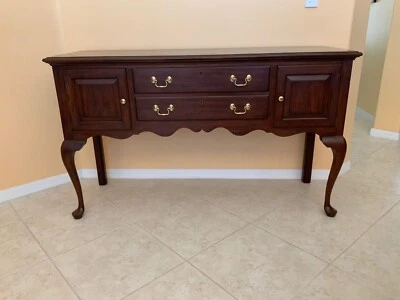 Aparador Henkel Harris Solid Cherry Queen Anne - Imagem 1 de 4