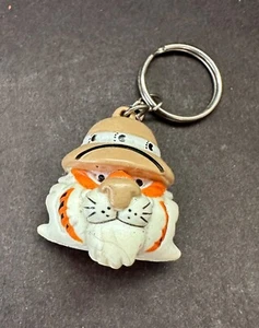 Portachiavi Vintage Tigre in Cappello Safari Exxon Corp. Gomma - Foto 1 di 5