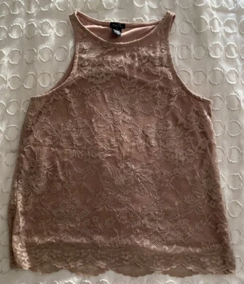 Rue21 Rosa Polvorienta, Top de Encaje Floral Rosa con Borde Festoneado y Forro - Poco Uso Foto 1 de 4