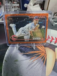2024 Topps Serie 1 Shane Bieber Lámina Naranja/299 Guardianes Azulejos - Imagen 1 de 2