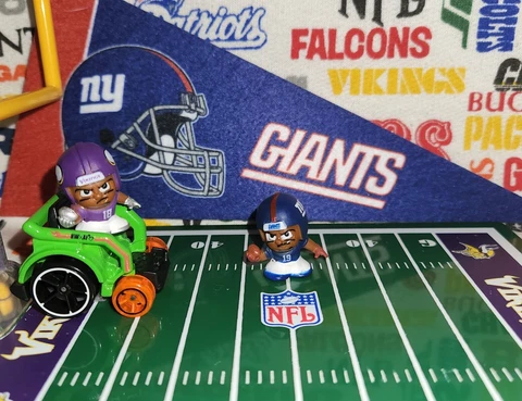 2022 (2023) NFL Series 11 Teenymates NY Giants WR Kenny Golladay figure Cover