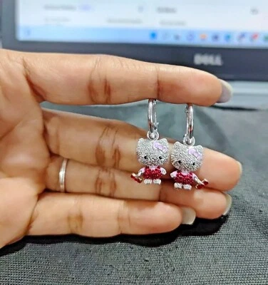 Pendientes colgantes Hello Kitty diamantes simulados redondos de 2 quilates enchapados en oro blanco de 14 k Foto 1 de 4