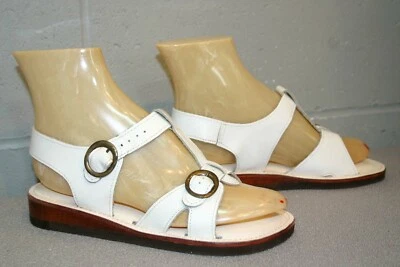 Talla 5.5 NOS Zapato De Colección Años 70 Hace 40 BOHO CORREA EN T HEBILLA CUÑA TACÓN SANDALIA BLANCA Foto 1 de 4