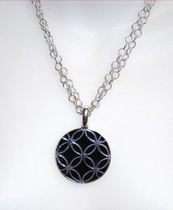 Premier Designs silberfarbene wendbare schwarz-weiße Emaille Blume Knebel Halskette - Bild 1 von 9