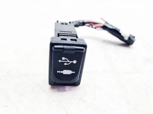 TOYOTA PRIUS XW50 MK4 ENTRADA AUXILIAR Y PUERTO DE ALIMENTACIÓN USB TOMA DE CORRIENTE 86190-42040 2017 - Imagen 1 de 16