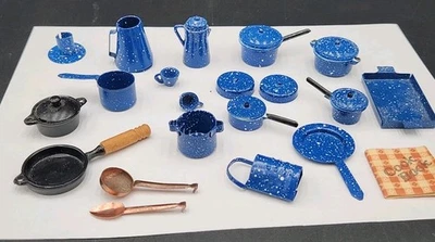 Lote de utensilios de cocina con tapas de salpicaduras de metal vintage para casa de muñecas Foto 1 de 4