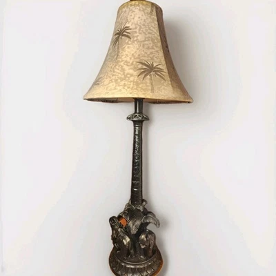 Lámpara de mesa de biblioteca de elefantes alrededor de palmeras con pantalla de latón antiguo vintage  Foto 1 de 4