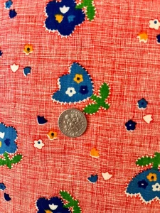 Vintage Blumenmuster Baumwollstoff Tulpen & kleine Gänseblümchen rotes Kreuz Schraffurmuster 2,5 Jahre - Bild 1 von 7