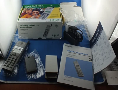Téléphone portable Sony CMD CD5 vintage PHONE emballage d'origine débloqué neuf argent neuf - Photo 1/4