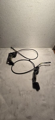 Pestillo de bloqueo y línea de cable para asiento de pasajero trasero Kawasaki Vulcan VN2000 2004-2010 Foto 1 de 4