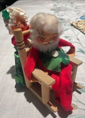 MUÑECAS DE COLECCIÓN 1963 ANNALEE NAVIDAD MOBILITTEE SANTA Y LA SEÑORA CLAUS EN MECEDORA Foto 1 de 4