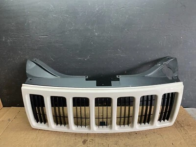 2008 2009 2010 Jeep Grand Cherokee Front Upper Grill Grille OEM O3359 DG - Image 1 of 4