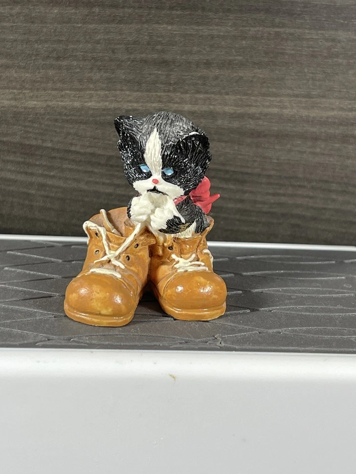 Gatito Gato en Zapatos Botas Jugando con Cuerdas de Zapatos Estatuilla De Colección Enesco 1989 Foto 1 de 4