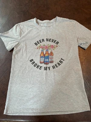 Camiseta Talla M CERVEZA NUNCA ROMPIÓ MI CORAZÓN Gris Manga Corta Foto 1 de 4