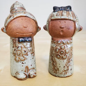 Vintage Japan UCTCI pottery salt pepper shakers folk art couple VGUC! - Picture 1 of 3